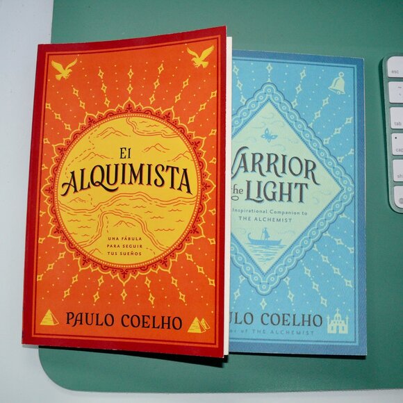 The Alchemist (Spanish Edition) by Paulo Coelho – Paperback, Perfect Condition - Picture 2 of 4